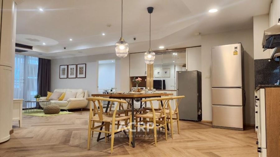 ขายคอนโด - ขายพร้อมผู้เช่า คอนโด Las Colinas บนถนนสุขุมวิท 21 อโศก ติดสถานี BTS และ MRT