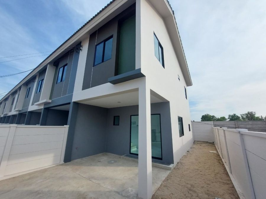 ให้เช่าทาวน์เฮาส์ - ให้เช่าทาวน์โฮม หลังมุม 26 ตรว. พื้นที่ข้างบ้านกว้าง 2 เมตร เจษฎา 11 รังสิต คลอง 2 ใกล้นิคมนวนคร เดินทางสะดวก เชื่อมออกพหลโยธินได้