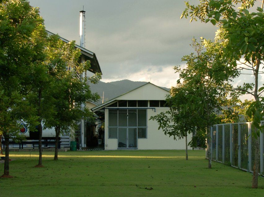 ขายโรงงาน / โกดัง - ขายที่ดินพร้อมโรงงานบ้านเขาชะเมาเนื้อที่ 29 ไร่ พื้นที่ 4,100 ตรม. พร้อมใบรง.4 ติดถนนเส้นทล.3377 จ.ระยอง