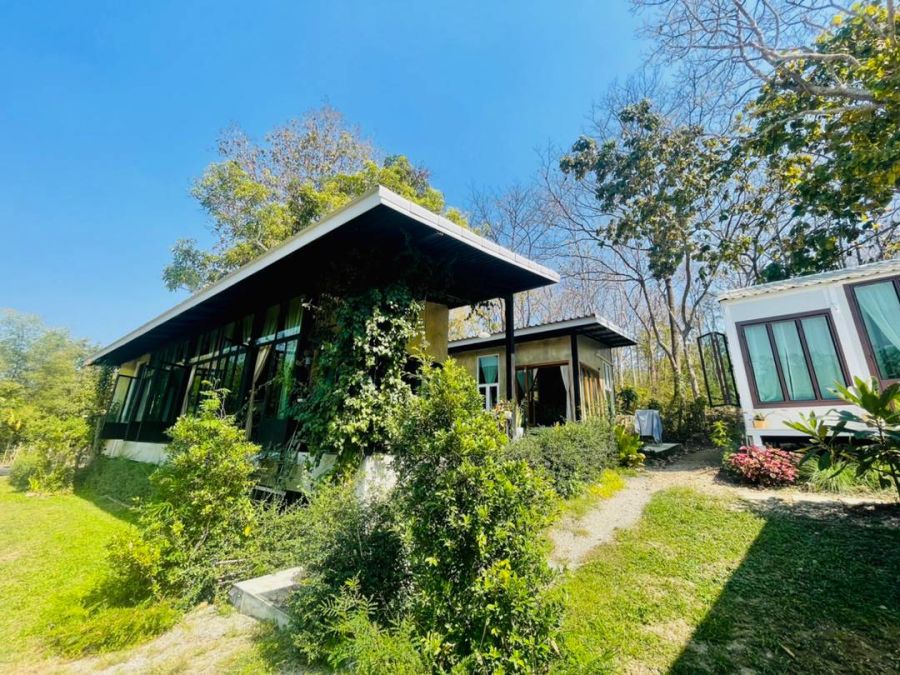 ขายบ้าน - ขายบ้านเดี่ยวกลางธรรมชาติใน จากถนนเส้นหลักเข้าไปประมาณ 2 กิโลเมตร บวกลบ ถึงอาณาเขตบริเวณบ้าน มีบ้าน 2 หลัง (3 นอน 4 น้ำ)