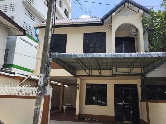 ขายทาวน์เฮาส์ - ขายทาวน์เฮาส์หลังมุม 2 ชั้น หมู่บ้านสุขสันต์1 เนื้อที่ 40 ตร.ว. ซ.เพชรเกษม 90 บางแคเหนือ ใกล้เดอะมอล์บางแค ใกล้รถไฟฟ้า ถ.กาญจณาภิเษก