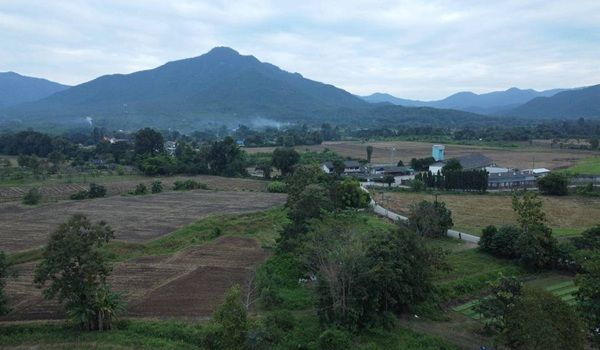 ขายที่ดิน - ขายที่ดินแปลงสวยติดถนนคอนกรีตสองเลน การเดินทางสะดวกสบาย อยู่ในชุมชน ใกล้โรงพยาบาลแม่ออน อำเภอแม่ออน จังหวัดเชียงใหม่ แวดล้อมไปด้วยภูเขาสวยงาม