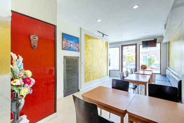 ให้เช่าอาคารพาณิชย์ / สำนักงาน - ร้านกาแฟ ถ.วัชรพล พร้อมเฟอร์ฯ 3 นอน 3 น้ำ เวนิส ดิ ไอริส 200 ม.ให้เช่า อาคารพาณิชย์ 3 ชั้น ทำเลดี ติดถนนใหญ่ เหมาะกับร้านเบเกอร์รี่ ไอศรีม