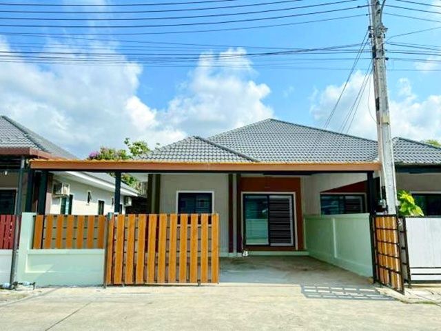 ให้เช่าบ้าน - พร้อมเฟอร์ฯ 40 ตร.วา. ถ.สุขุมวิท ต.เนินพระ วัดโขดหิน 2.1กม. ให้เช่าบ้าน 3นอน เมืองระยอง162 ตร.ม. 3 นอน 2 น้ำ รร.เซนต์โยเซฟระยอง 2.5 กม.