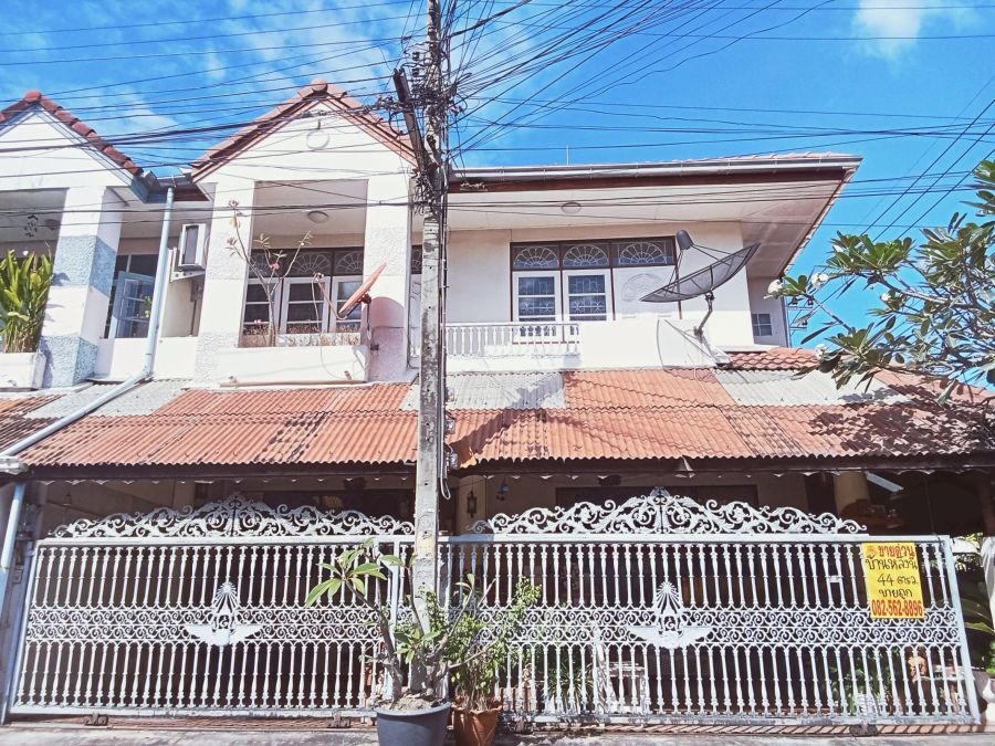 ขายทาวน์เฮาส์ - ขายบ้าน 2 ชั้น 2หลังติดกัน หมู่บ้านซิลค์วิลเลจ ซอยสายไหม54