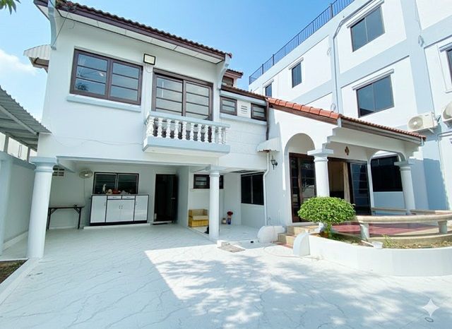 ให้เช่าบ้าน - BTSอ่อนนุช 1.8กม. ARL หัวหมาก 3 กม.ให้เช่าบ้านเดี่ยว 2 ชั้น ใหม่ 300 ตร.ม.อ่อนนุช13-19 100 ตร.วา. ฟังก์ชันครบ 4 นอน 4 น้ำ เฟอร์ฯพร้อมอยู่