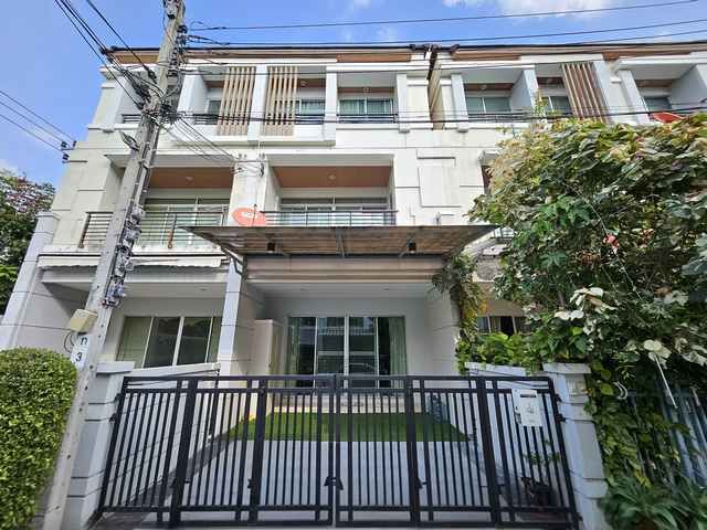 - ให้เช่าทาวน์โฮม บ้านกลางเมือง ศรีนครินทร์ เออร์บาเนียน ศรีนครินทร์ 46/1 ขนาด 22 ตร.ว. พื้นที่ใช้สอย 170 ตร.ม. 3 ห้องนอน พร้อมอยู่