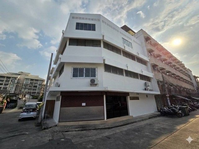 - ให้เช่า ตึกแถว 4 คูหา 500 ตรม. นราธิวาส 14 จอดรถได้หลายคัน จากBTS ช่องนนทรีเพียง 1.8 กม.