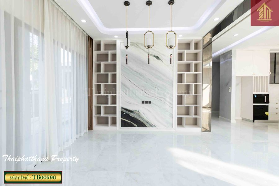 - แกรนด์ บางกอก บูเลอวาร์ด ศรีนครินทร์ คฤหาสน์หรูติดถนนศรีนครินทร์