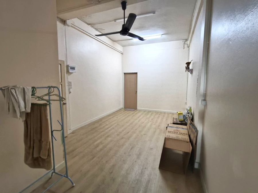 - ขายอาคารพาณิชย์ 4 ชั้น เนื้อที่ 13 ตารางวา ติดถนนเทอดไท ใกล้ตลาดพลู