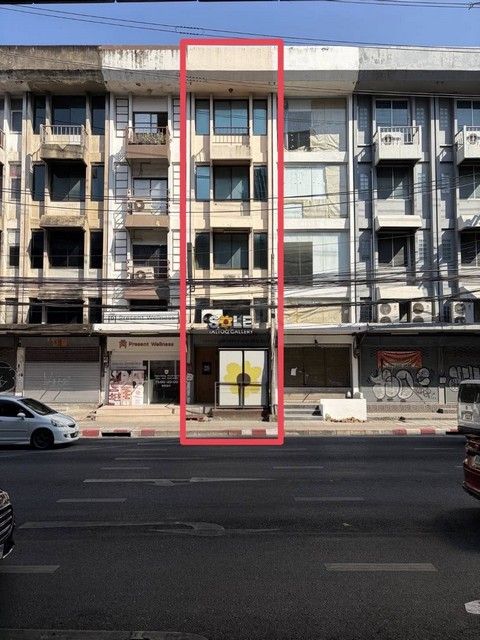 - ให้เช่าอาคารพาณิชย์ 4.5 ชั้น 380 ตรม. ติดถนนใหญ่รัชดาภิเษก แยกรัชดา ลาดพร้าว ติด MRT ลาดพร้าว