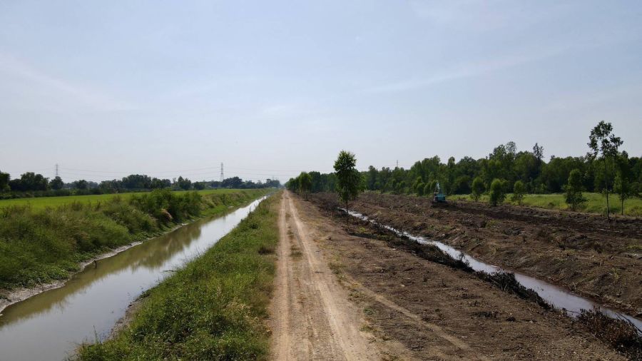 - ที่สวยทำเลดี อนาคตไกล ค.9 ต.บึงชำอ้อ อ.หนองเสือ ปทุมธานี ติดถนนเลียบคลองแอน แบ่งแปลงละ 2 ไร่ มีเพียง3แปลงเท่านั้น ไร่ละ1.2ล้านบาทรวม 2 ไร่ 2.4 ล้านบาท