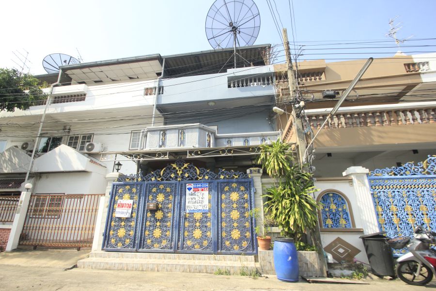 - ขายทาวน์เฮ้าส์พาราไดซ์วิลล่า จรัญสนิทวงศ์5 ใกล้BTSท่าพระ 27วา 3ชั้น ตกแต่งแล้ว แถมเฟอร์ แอร์ ราคาต่อรองได้