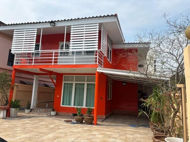 - ให้เช่าบ้านเดี่ยว 2 ชั้น 4 ห้องนอน ซอยลาดพร้าว 69 หน้าปากซอยมี รถไฟฟ้าสถานีลาดพร้าว 71 เดินทางสะดวก 4-6 ที่จอดรถ