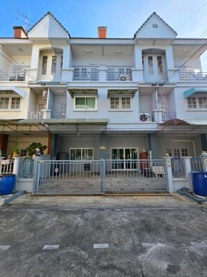 - ขายบ้านทาวน์โฮมหลังคู่ 3 ชั้น ทำเลทองติด CDC ตรงข้าม Central Eastville เฟอร์ครบ พร้อมอยู่
