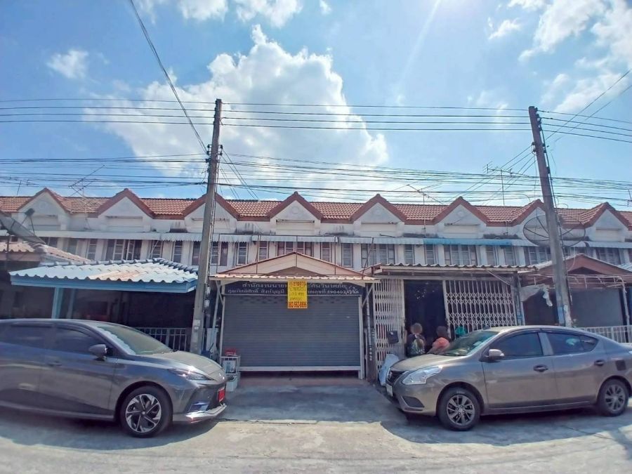 - ขายบ้าน 2 ชั้น หมู่บ้านรุ่งเรืองเฮ้าส์1 คลอง4 ลาดสวาย ถนนพระองค์เจ้าสาย