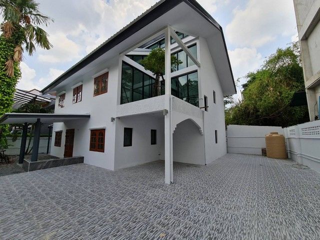 - ให้เช่าบ้านเดี่ยว2 ชั้น โชคชัย 4 แยก 30 เหมาะทำออฟฟิศ ใกล้ MRT โชคชัย 4