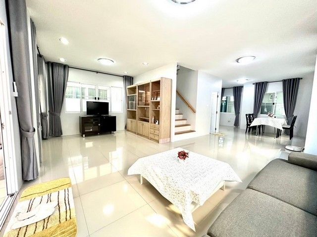 - ให้เช่าบ้าน ตรงข้าม ตลาดสด คุ้มเกล้า ติดถนนเจ้าคุณทหารลาดกระบัง ปากซอยถนนคุ้มเกล้า 39 ใกล้นิคมลาดกระบัง และสนามบินสุวรรณภูมิ