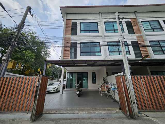 - ขายทาวน์โฮม ซอยปุณวิถี บางจาก พระโขนง กรุงเทพฯ พื้นที่ใช้สอย 230 ตร.ม. 3 ห้องนอน ใกล้ BTS ราคา 9,600,000 บาท