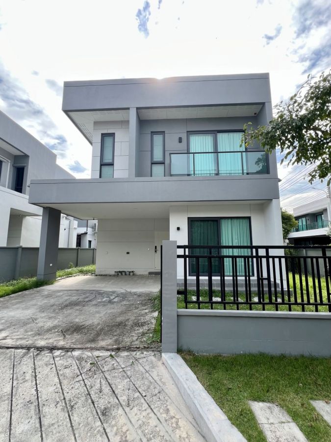 - For Sale ขายด่วน บ้านเดี่ยว 3 ห้องนอน หลังมุม หมู่บ้านเซนโทร รามอินทรา - จตุโชติ 2 ( Centro Ramindra Chatuchot 2 ) สภาพใหม่ พร้อมอยู่