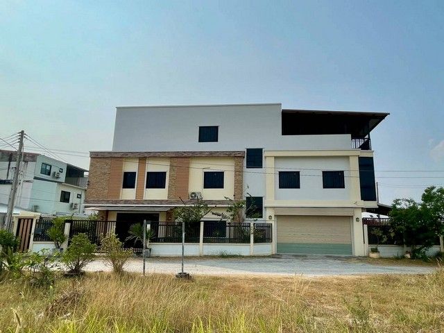 - โฮมออฟฟิศ 3 ชั้น (รวมชั้นดาดฟ้า) เนื้อที่ 82 ตารางวา อ.บ้านบึง จ.ชลบุรี