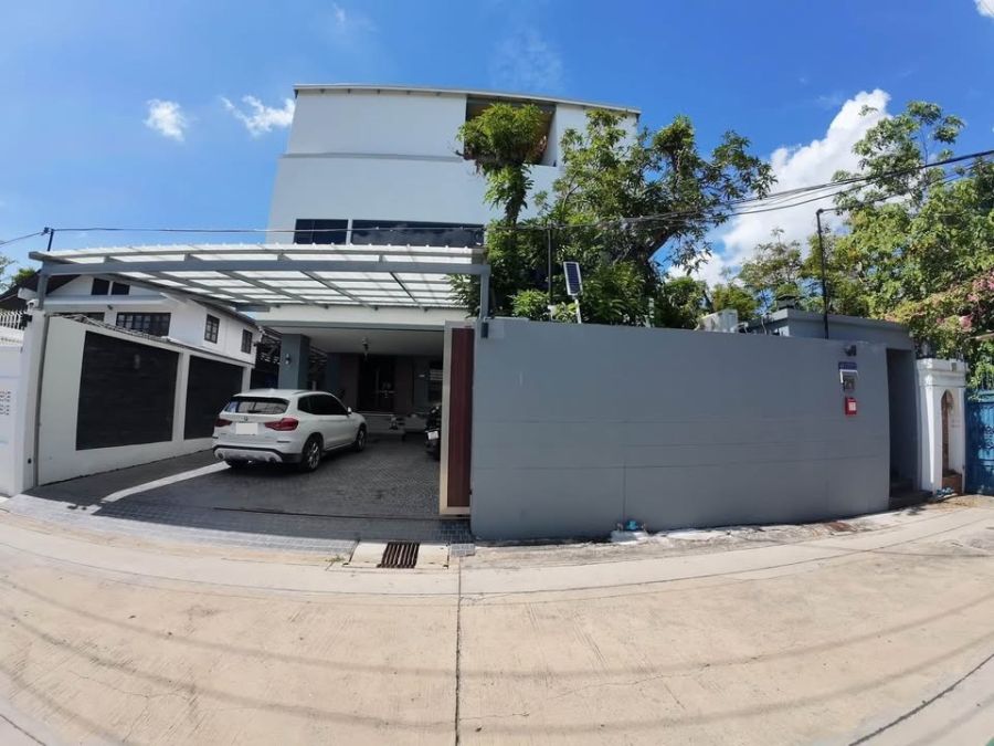 - ขายบ้านหรู 3 ชั้น ซอยอินทามระ 28 แขวงรัชดาภิเษก เขตดินแดง กรุงเทพมหานคร