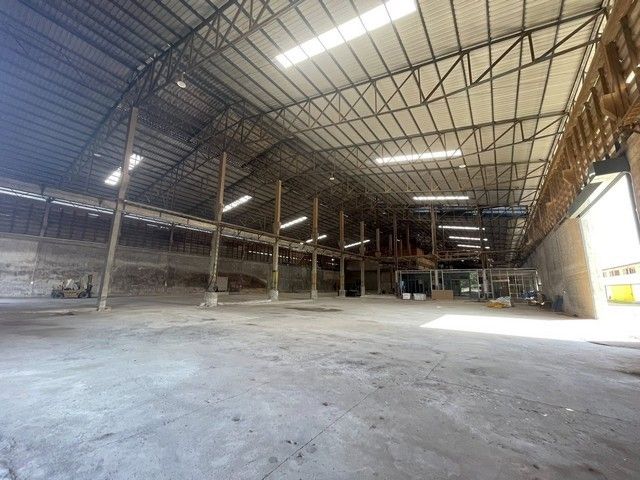 - ให้เช่าโกดังขนาดใหญ่ พื้นที่สีม่วง 2,640 ตรม รถใหญ่เข้าได้ ติดถนนเส้นสุพรรณบุรี-บางบัวทอง