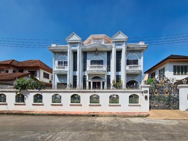 - ขายด่วน บ้านเดี่ยว 3 ชั้น 215 ตรว. หมู่บ้าน ป.ธนานิเวศน์ ถนนเสนานิคม 1 ซอย 28 ใกล้ BTS เสนานิคม, ม.เกษตร