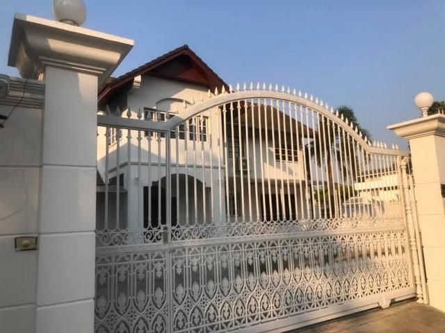 - ให้เช่าบ้านเดี่ยว 2 ชั้น 208 ตรว. พร้อมโกดังเก็บของ ซอยลาดปลาเค้า 8 จอดรถได้หลายคัน เหมาะทำออฟฟิศ