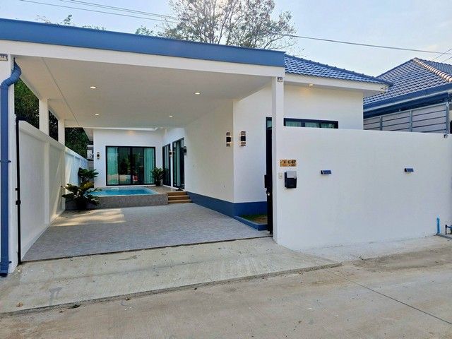 - บ้านพร้อมสระว่ายน้ำส่วนตัว ใกล้ สวนสาธารณะอ่างเก็บน้ำมาบประชันเพียง 800 เมตร