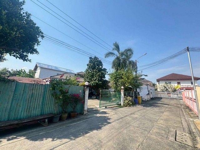 - ขายถูก ที่ดินพร้อมบ้านชั้นเดียว ติดริมน้ำ 129 ตรว. เลียบด่วนรามอินทรา ลาดพร้าว