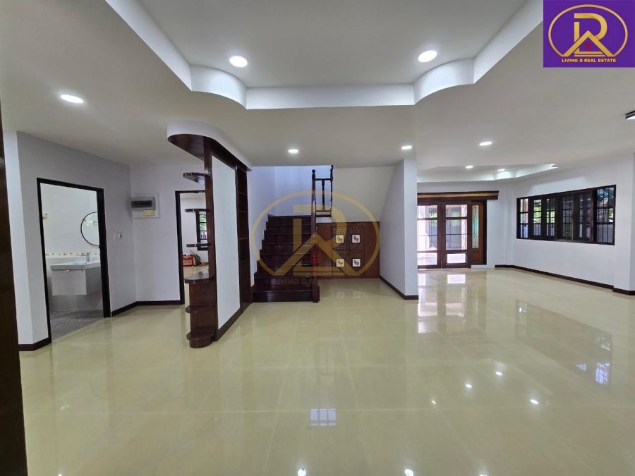 - คุ้มสุด!! ขายบ้านเดี่ยว 2 ชั้น หลังใหญ่ มบ.เวิล์ดวิลล่า พร้อมเรือนรับรอง รีโนเวทแล้ว สวยงามมาก อยู่ในตัวเมือง ใกล้เซ็นทรัลชลบุรี อ.เมือง จ.ชลบุรี