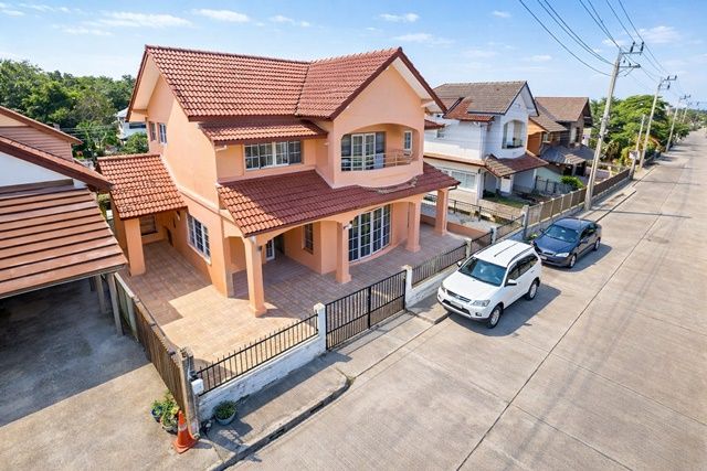 - MRT สุวินทวงศ์ 1.2 กม. ร่มเกล้าต้นๆ ถูกที่สุด ไม่เคยอยู่ บ้านเดี่ยวขนาดใหญ่ 3-4นอน 2ห้องน้ำ บ้านหันหน้าไม่ชนใคร 65 ตร.ว. 250 ตร.ม.