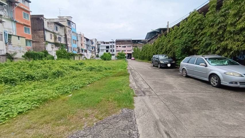 - ขายที่ดิน ทำเล สวย ติดถนนพระราม 2 Land for sale next to Lotus Rama 2.