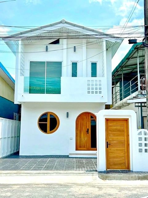 - ถนนจตุโชติ 600 ม. ถนนวัชรพล 1.2 กม. บ้านเดี่ยว 2 ชั้น 35 ตร.วา. 280 ตร.ม. 2 นอน 2 น้ำ สายไหมอเวนิว 3 กม. รร.สารสาสน์วิเทศสายไหม 2.5 กม.