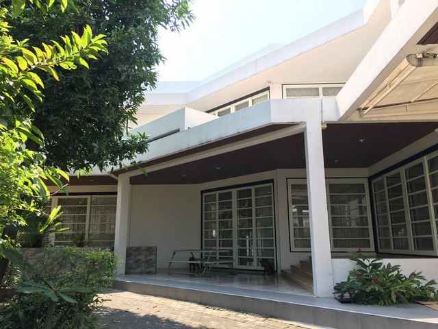 - ให้เช่า บ้านเดี่ยว สุขุมวิท 71 ซอยปรีดีพนมยงค์ 14 ที่ดิน 340 ต.ร.วา บ้าน 650 ต.ร.ม. 4 นอน 5 น้ำ 150,000/เดือน