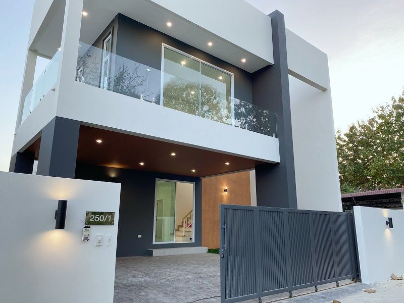 - ขายบ้านเดี่ยวโมเดิร์นพรีเมี่ยมแปลงหัวมุมราคาถูก ฟรีโอน ขนาด54ตรว หน้าบ้านไม่ชนใคร แม่ริม เชียงใหม่.