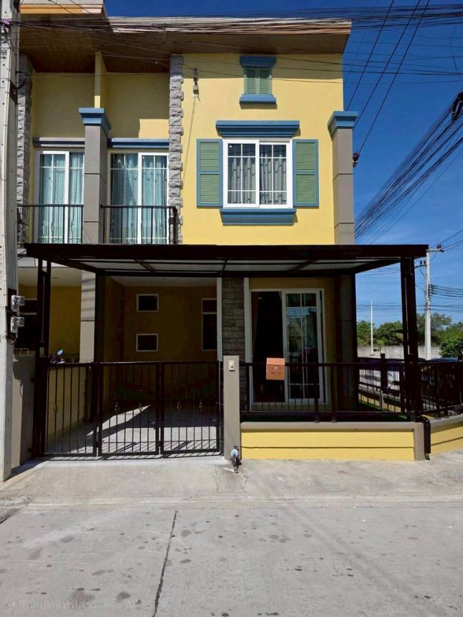 - ขายทาวน์โฮมศรีราชา โครงการโกลเด้นทาวน์ เก้ากิโล หลังมุม รีโนเวทใหม่