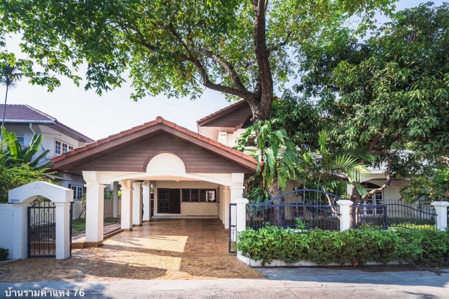 - ขายบ้านเดี่ยว หมู่บ้านปรีชาล้ำเพชร รีโนเวทใหม่ ซอยรามคำแหง 76 ที่ดิน 111 ตารางวา 3 ห้องนอนใหญ่ 3 ห้องน้ำใหญ่ จอดรถในบ้าน 4 คัน หน้าบ้าน 4 คัน