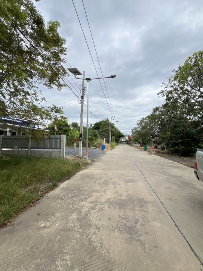 - ที่ดินถมแล้วพร้อมสร้างบ้าน ปะปา ไฟฟ้า สาธารณูปโภคครบ คลอง 11 อ.หนองเสือ จ.ปทุมธานี