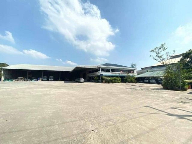 - ขายที่ดินพร้อมสิ่งปลูกสร้าง ติดถนน ฉะเชิงเทรา-กบินทร์บุรี ขนาด 5 ไร่ 1 งาน84 ตารางวา ทำเลดี ใกล้วัดสมาน