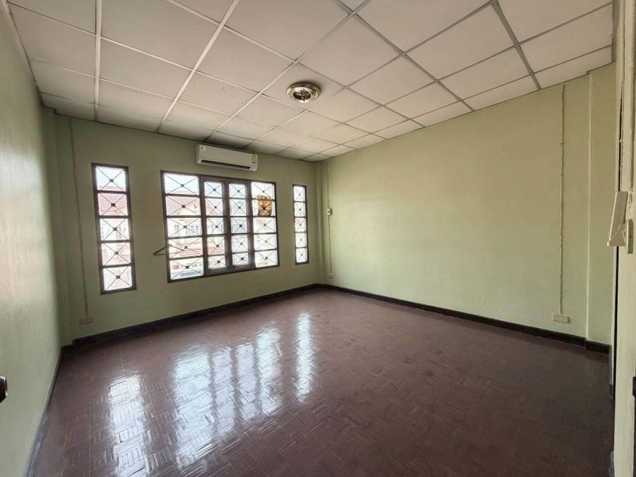 - ขาย ทาวน์โฮม 3 ชั้น 19.1 ตร.ว หมู่บ้านบุศรินทร์ บางบัวทอง