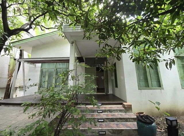 - ขายบ้านพร้อมที่ดิน ถนนพญาไท ซอยประดิพัทธ์ เนื้อที่ 214 ตรว. พญาไท กรุงเทพ