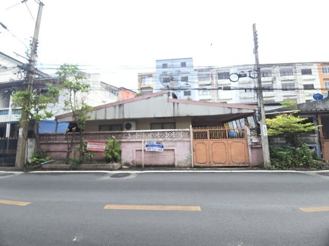 - ขายที่ดินเปล่า พร้อมสิ่งปลูกสร้าง ซอยนาคนิวาส27 เนื้อที่ 52 ตารางวา ลาดพร้าว กรุงเทพ