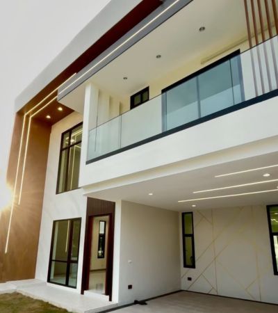 - บ้านใหม่ 2 ชั้น สไตล์โมเดิร์น ใกล้สนามบิน แหล่งชุมชน ฟรีติดแอร์ทุกห้อง ติดวงแหวนรอบสอง รถไม่ติด