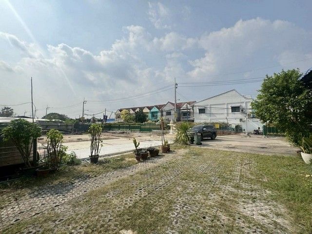 - ขายที่ดินรวมสิ่งปลูกสร้าง เนื้อที่ 449 ตรว.ซอยนวมินทร์42 คลองกุ่ม เหมาะสร้างบ้าน โกดัง ร้านอาหาร