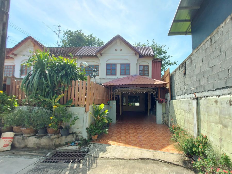 - ขายทาวน์เฮ้าส์หลังริม 33 ตร.ว. ครัวใหญ่พิเศษ หมู่บ้านกานดา เพชรเกษม 81 หลังคาเมทับชีททั้งหลัง