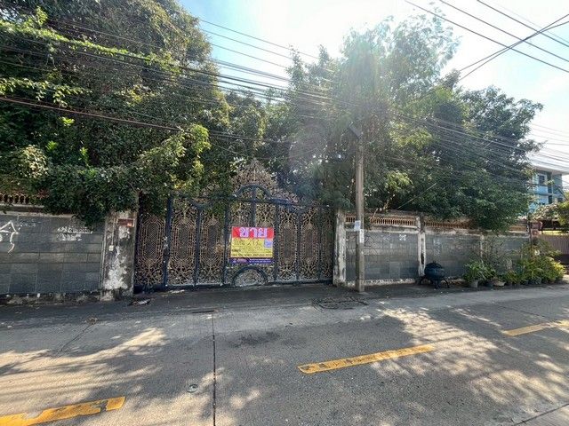 - ขายที่ดินสวย 293 วา พร้อมสิ่งปลูกสร้าง ซ.จรัญฯ75-สิรินธร ทำเลทอง ราคาดี เหมาะสร้างที่อยู่อาศัย อพาร์ทเม้นท์ โครงการต่างๆ ZTK336