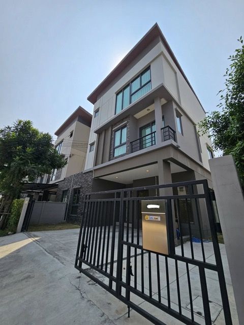 - ขาย/เช่า บ้านแฝด 3 ชั้น Baan Klang Muang THE EDITION พระราม 9 - กรุงเทพกรีฑา หลังมุมโซน Private ทิศเหนือ