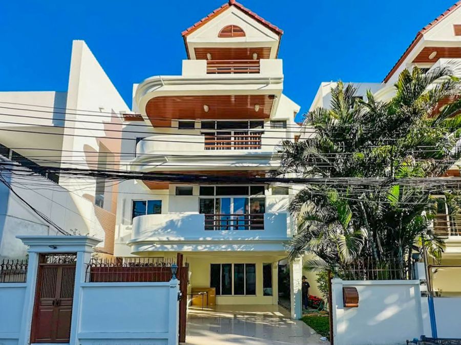 - บ้านเดี่ยวหรูให้เช่า สุขุมวิท 31 5 ห้องนอน พื้นที่ใช้สอย 350-400 ตรม.